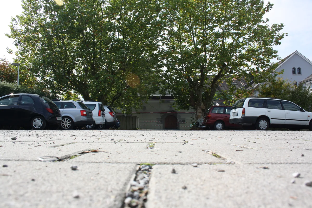 Ein Parkplatz mit stillstehenden Fahrzeugen.